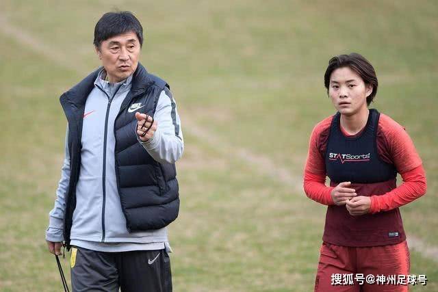 布伦森与哈特同框出现在唐斯婚礼上